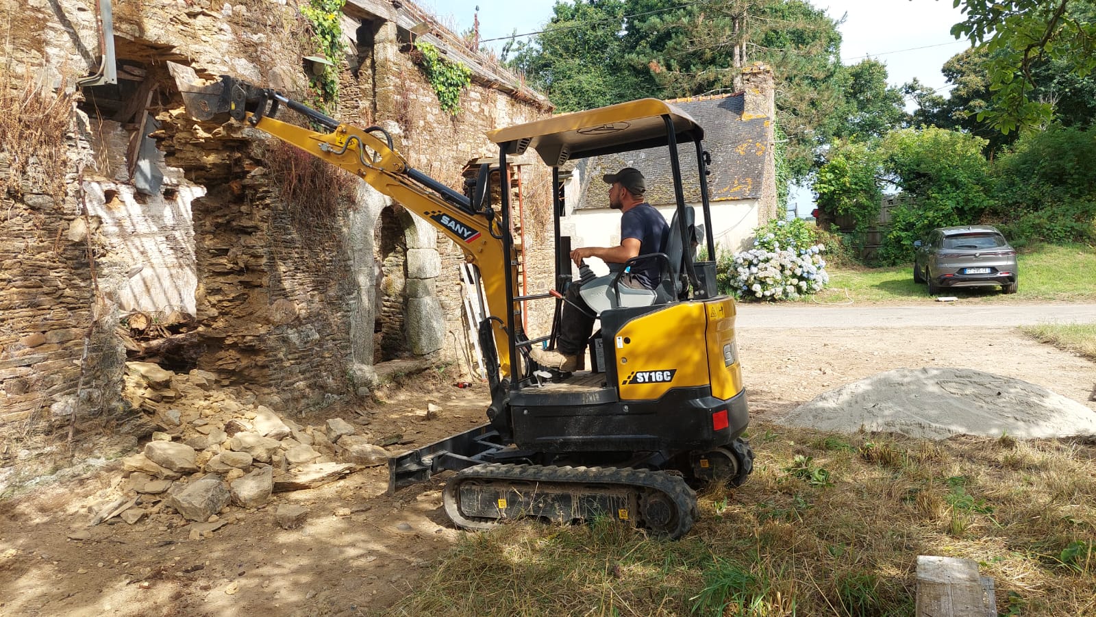 Engins de chantier pour la démolition ou la création d'ouverture de fenêtre