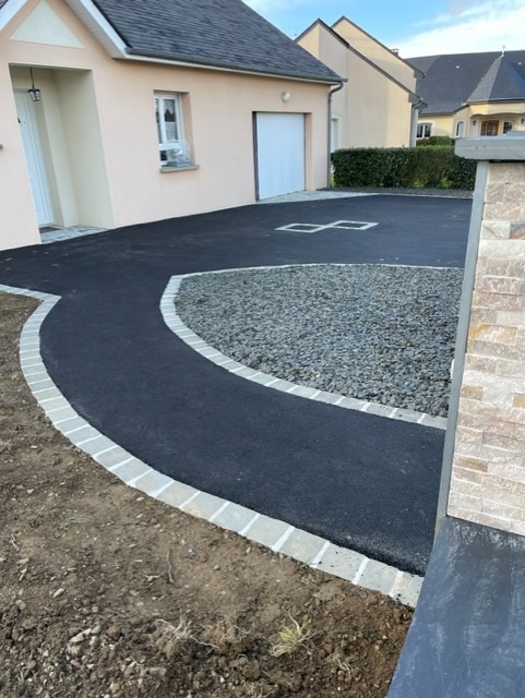 Allée en U faite en bitume avec des pavés en délimitation