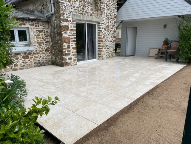 Aménagement extérieur : offrez une nouvelle vie à vos espaces extérieurs grâce à nos solutions sur-mesure : allées, cours, pavés, terrasses, bordures, dallage, clôtures