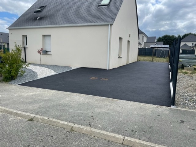 Allée en bitume d'une maison