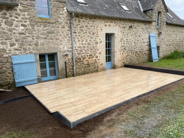 Terrasse extérieur en dalle simili parquet